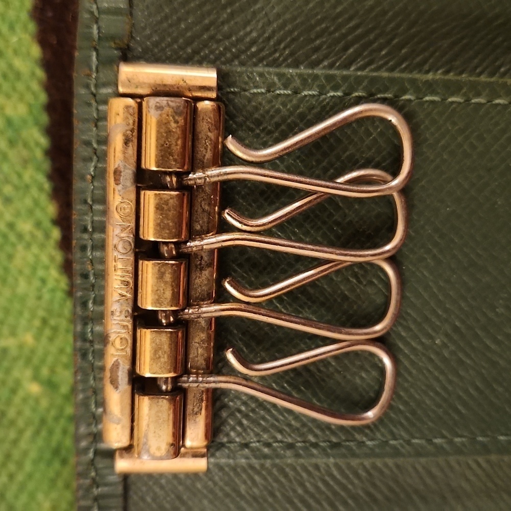 AUTHENTIC Louis Vuitton Green Epi Key Card Holder - Picture 9 of 10